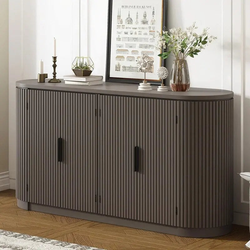 Armoire de rangement à portes rayées verticales avec poignées métalliques, étagères réglables