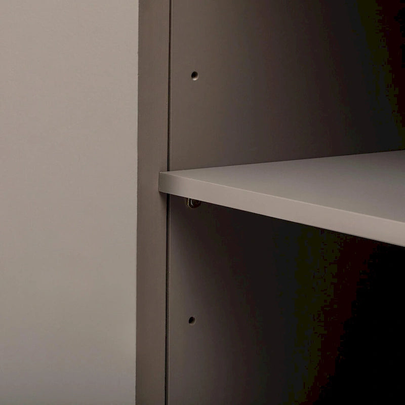 Armoire de rangement à portes rayées verticales avec poignées métalliques, étagères réglables