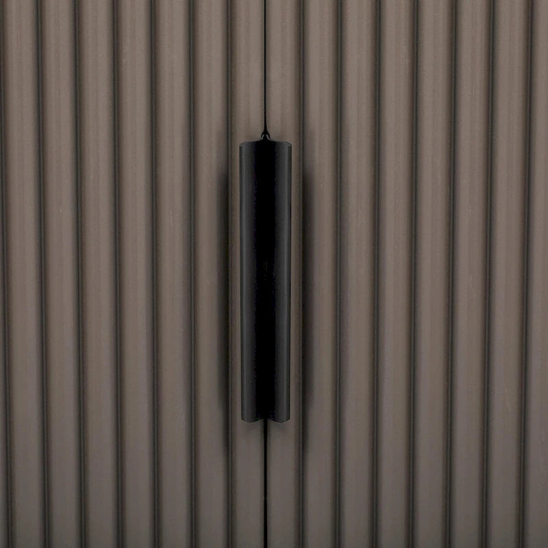 Armoire de rangement à portes rayées verticales avec poignées métalliques, étagères réglables