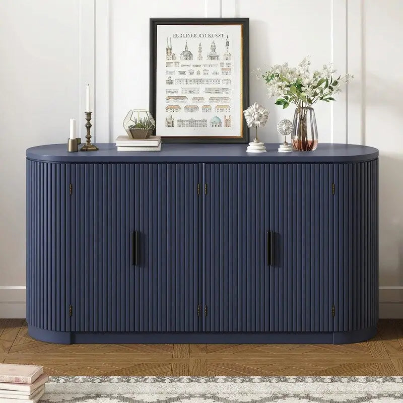Armoire de rangement à portes rayées verticales avec poignées métalliques, étagères réglables