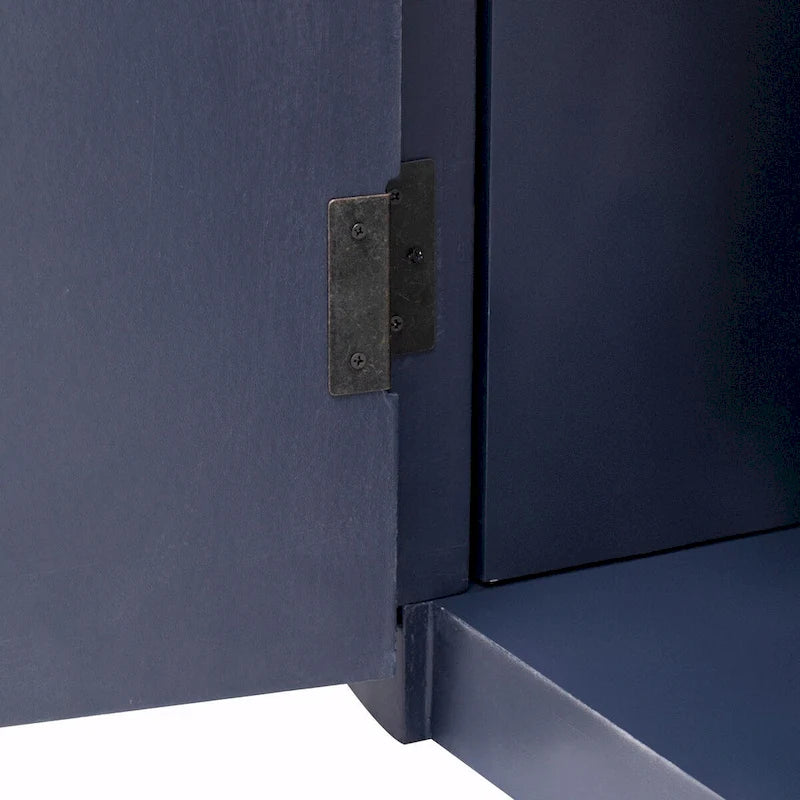 Armoire de rangement à portes rayées verticales avec poignées métalliques, étagères réglables