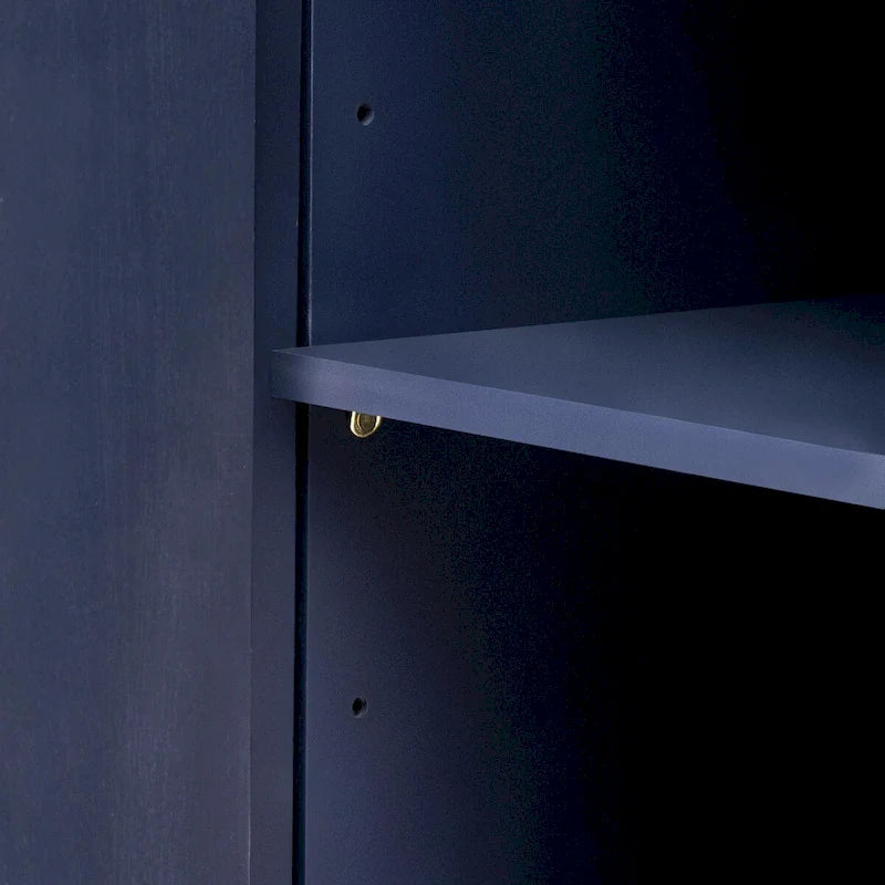 Armoire de rangement à portes rayées verticales avec poignées métalliques, étagères réglables