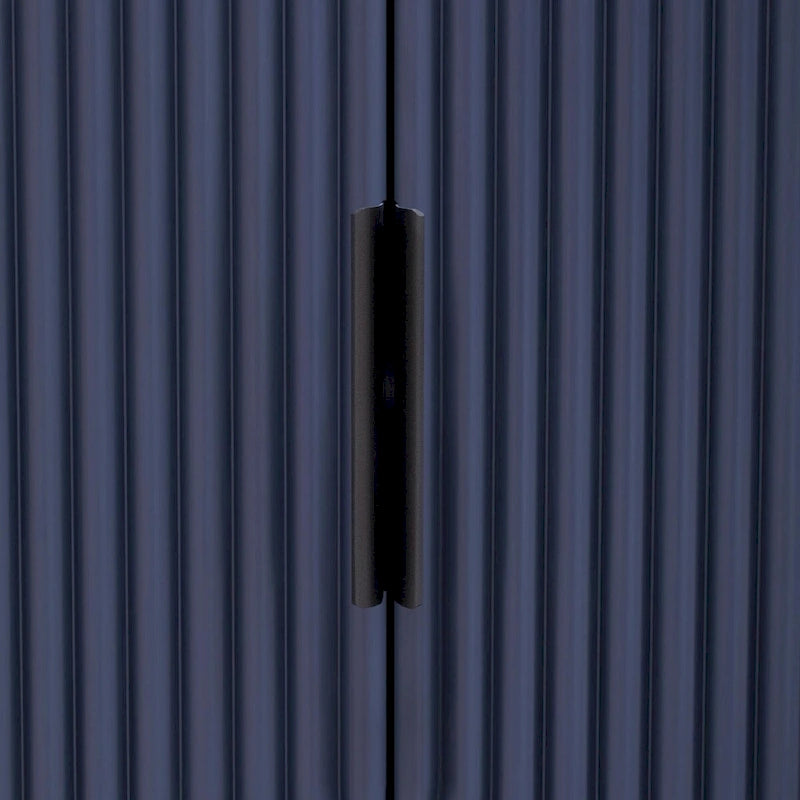 Armoire de rangement à portes rayées verticales avec poignées métalliques, étagères réglables